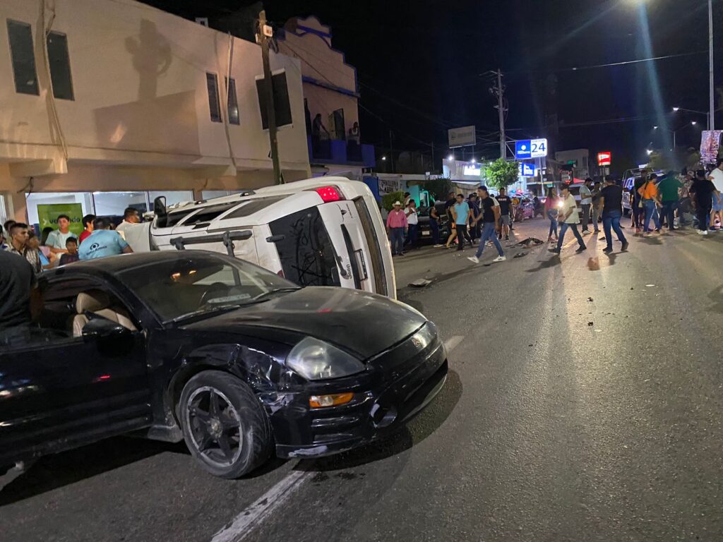 Volcada sobre un lado quedó una camioneta tras choque en bulevar de Villa Unión frente a mueblería 2