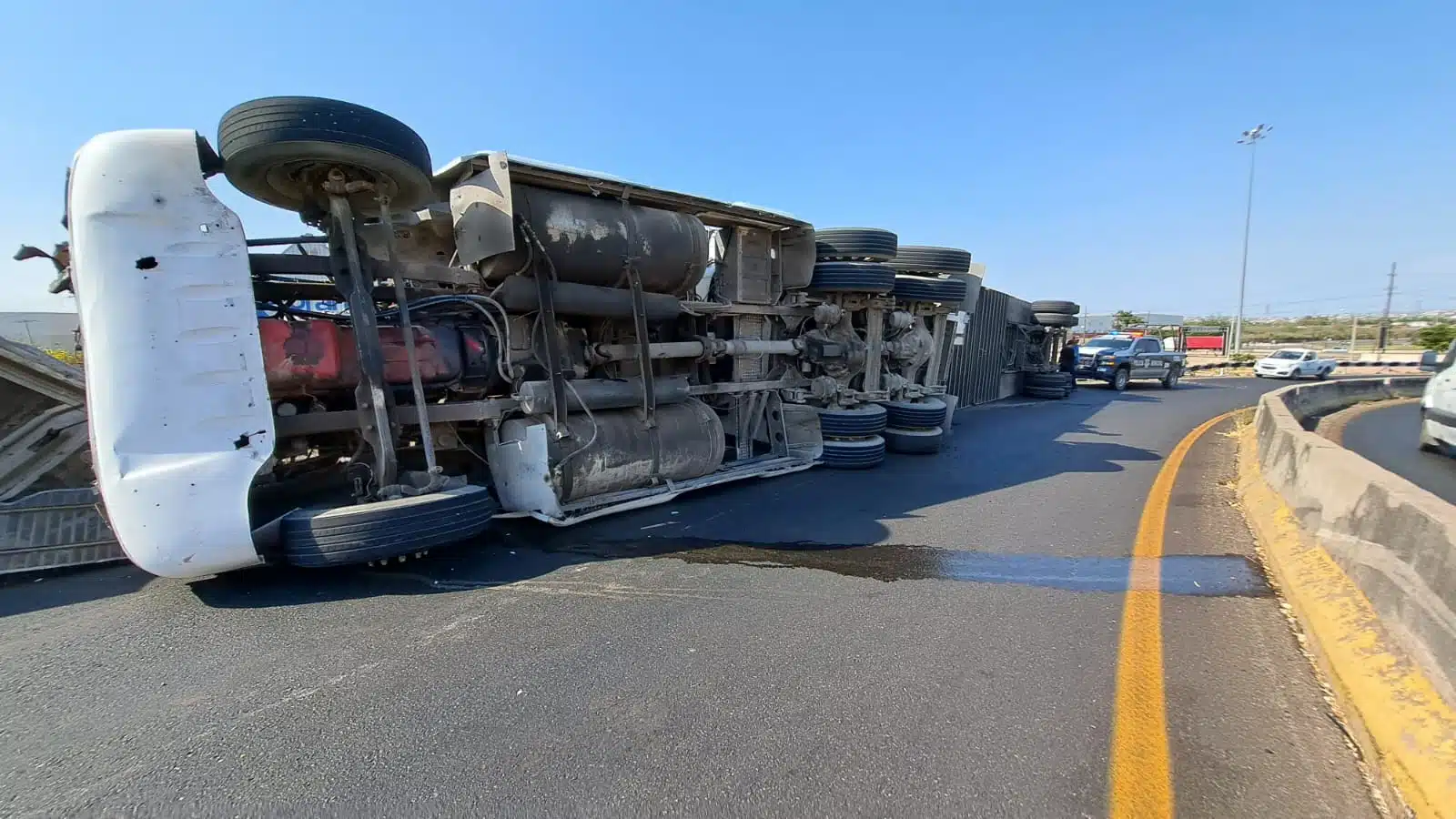La unidad del transporte de carga quedó volcada sobre la carretera Culiacán-Eldorado