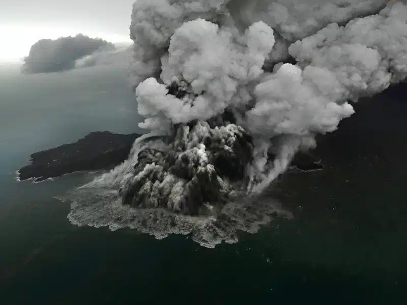 Volcán Krakatoa en Indonesia entra en erupción