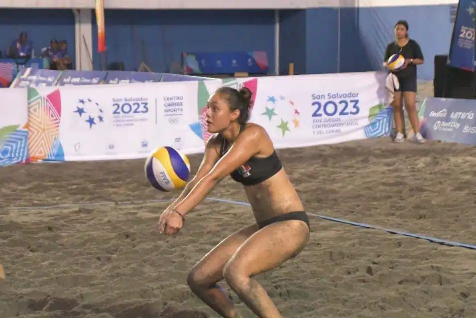 Abril Flores y Atenas Gutiérrez en una cancha de voleibol de playa