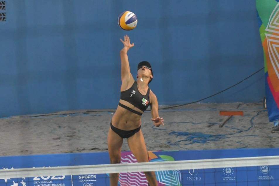 Abril Flores y Atenas Gutiérrez en una cancha de voleibol de playa