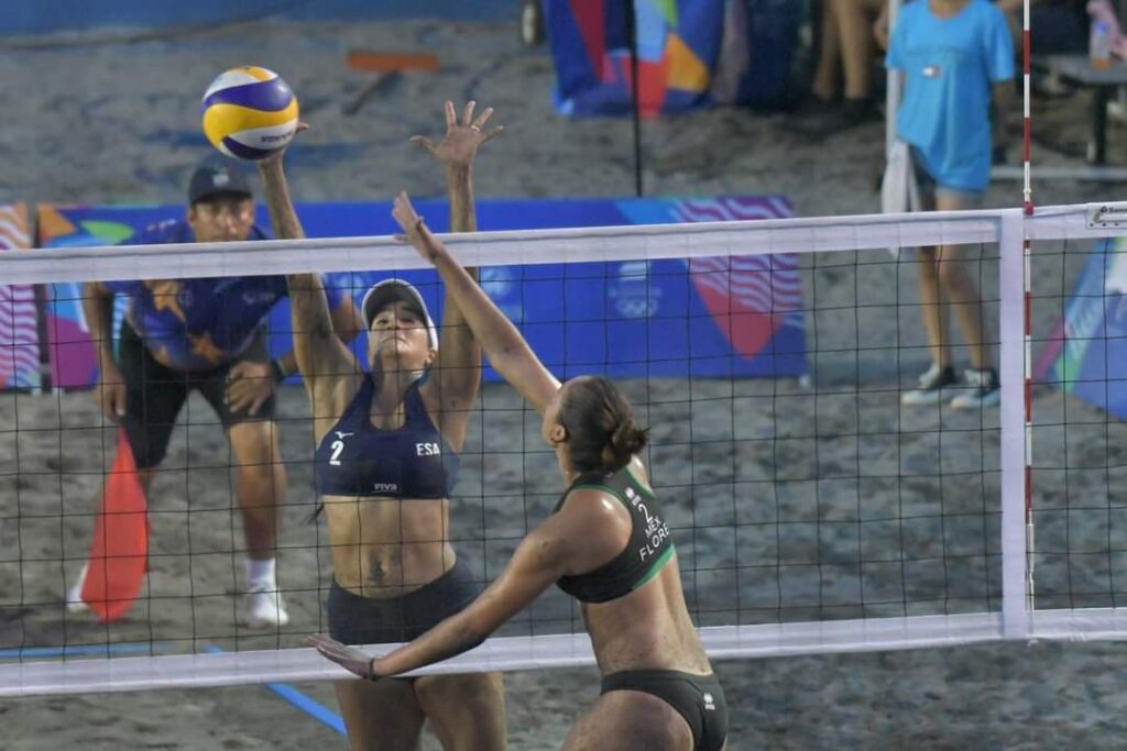Abril Flores y Atenas Gutiérrez en una cancha de voleibol de playa