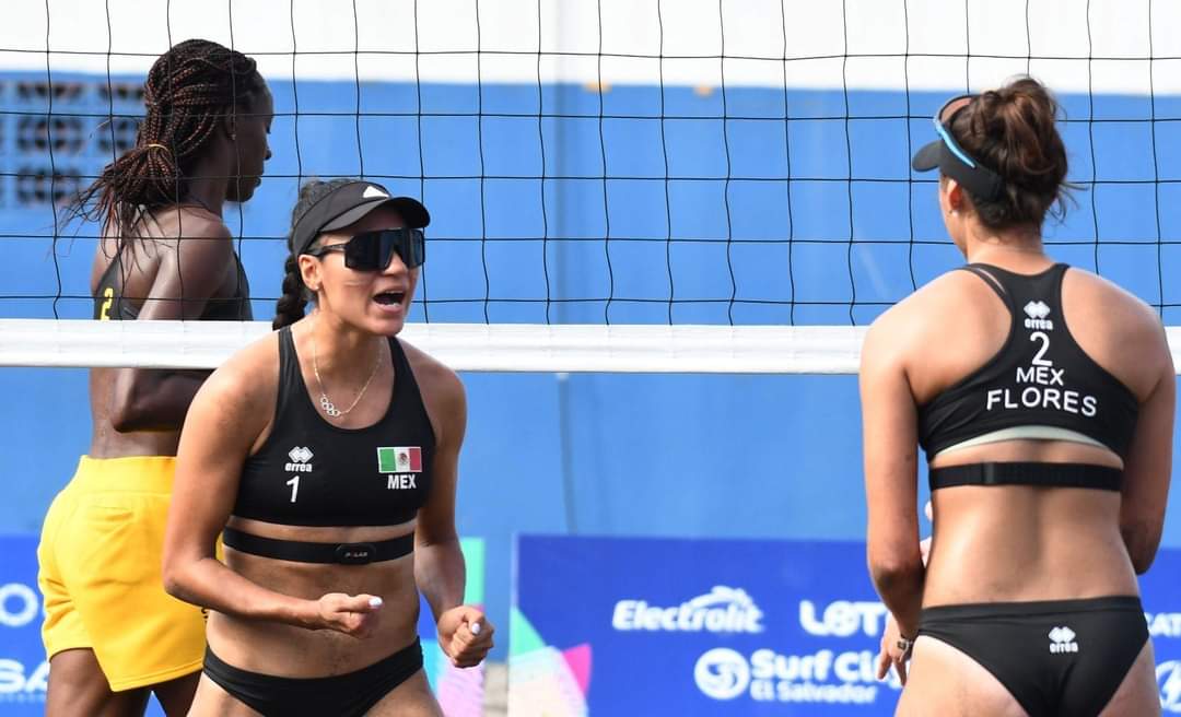 Abril Flores y Atenas Gutiérrez en una cancha de voleibol de playa