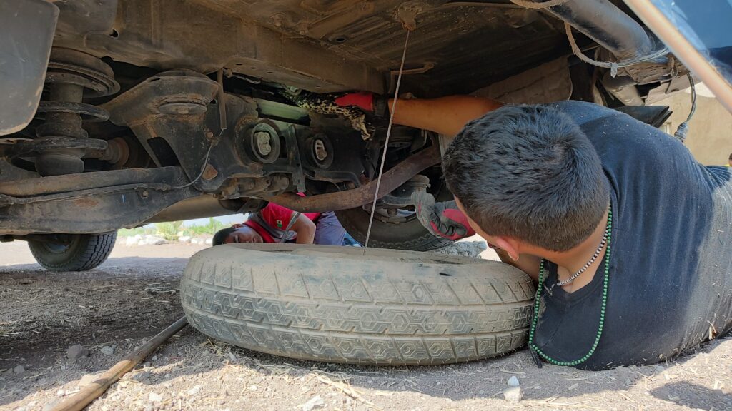 Voluntarios de Protección Civil Salvador Alvarado trabajan en rescatar una boa atorada en una camioneta 2