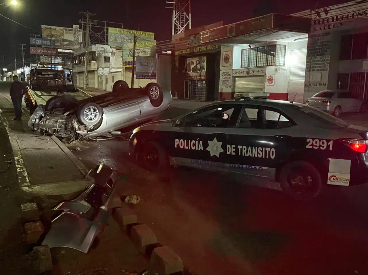 Llantas arriba queda un Toyota Solara, tras volcar en bulevar Emiliano Zapata de Culiacán 
