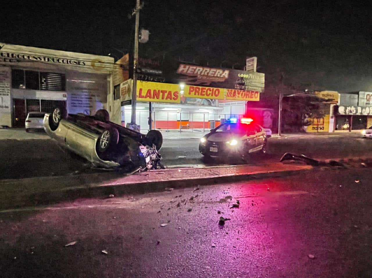 Llantas arriba queda automóvil tras volcadura por el bulevar Emiliano Zapata, en Culiacán
