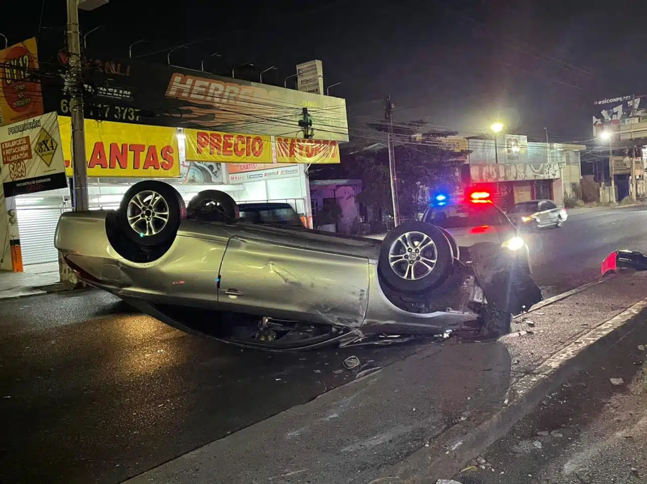Llantas arriba queda un Toyota Solara, tras volcar en bulevar Emiliano Zapata de Culiacán 