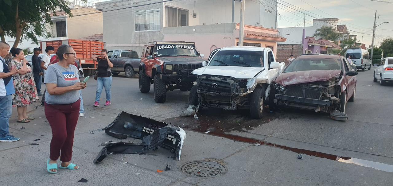 Carambola entre tres vehículos deja cinco lesionados en Los Mochis; en el lugar no hay señaléticas