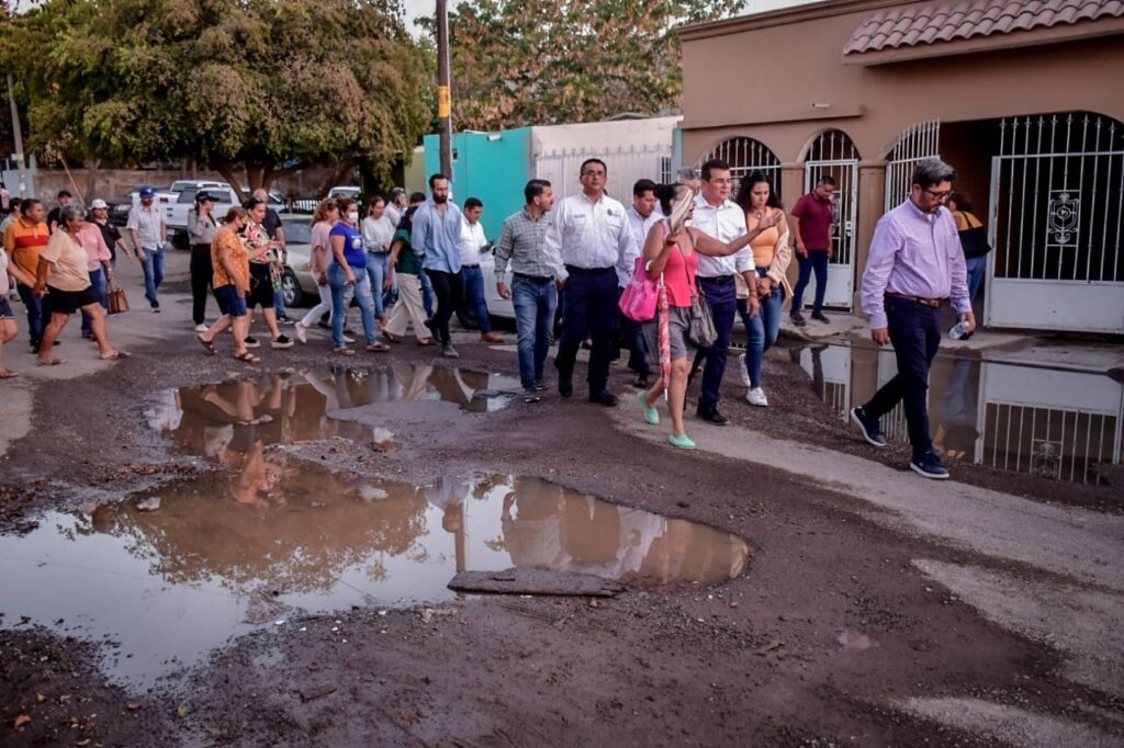 "¡Ya tenemos 23 años batallando!": En Mazatlán, vecinos de San Jorge tendrán su calle pavimentada
