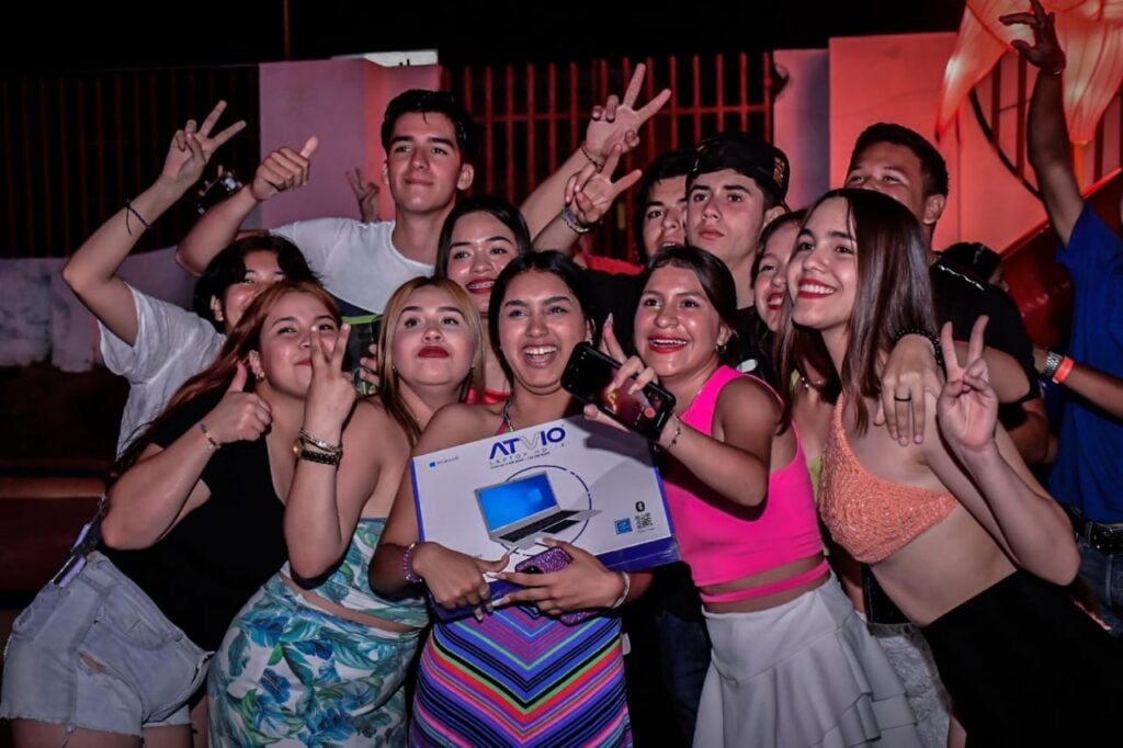 ¡Se armó la pachanga! Con fiesta playera, celebran Ayuntamiento e IMJU el Día del Estudiante