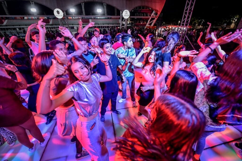 ¡Se armó la pachanga! Con fiesta playera, celebran Ayuntamiento e IMJU el Día del Estudiante