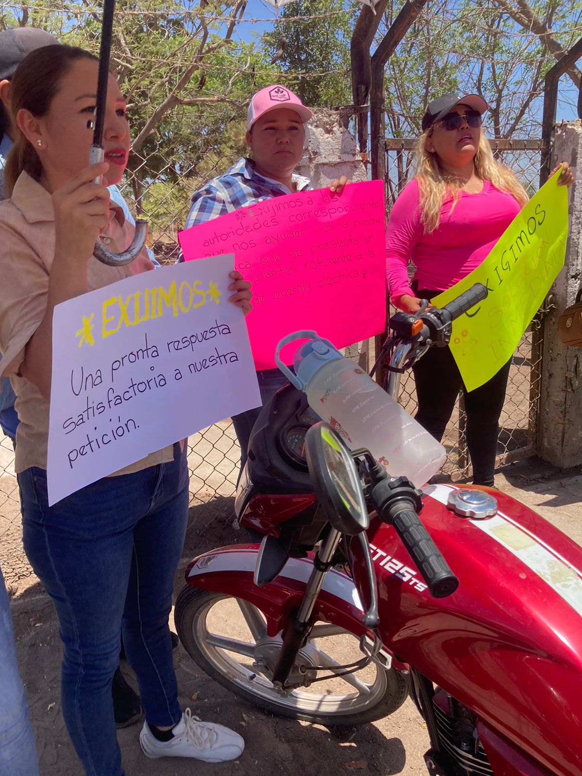 Los padres manifestantes señalaron que hace alrededor de dos meses fue la última vez que el sistema eléctrico hizo cortocircuito y se quemó el cableado