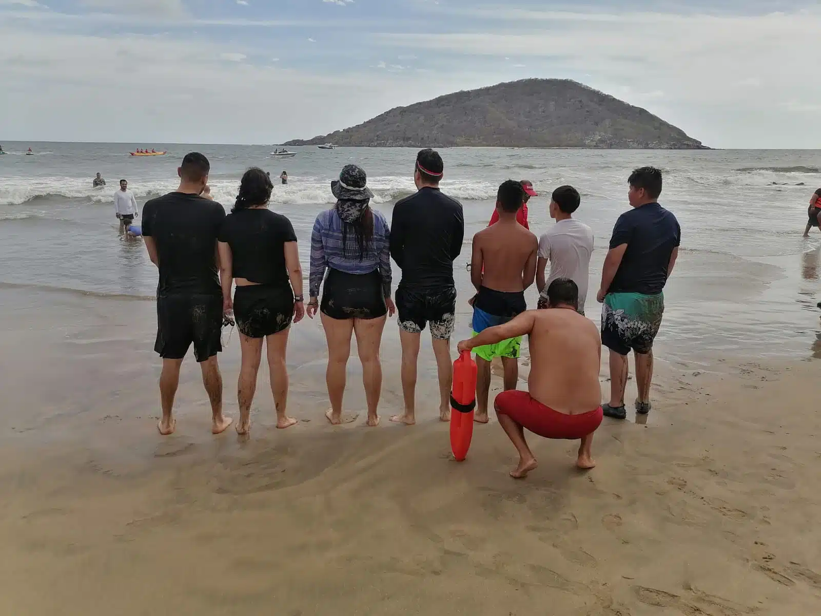 ¡Rescate múltiple! Salvan a siete turistas de ahogarse, cuando eran jalados por el mar en Mazatlán
