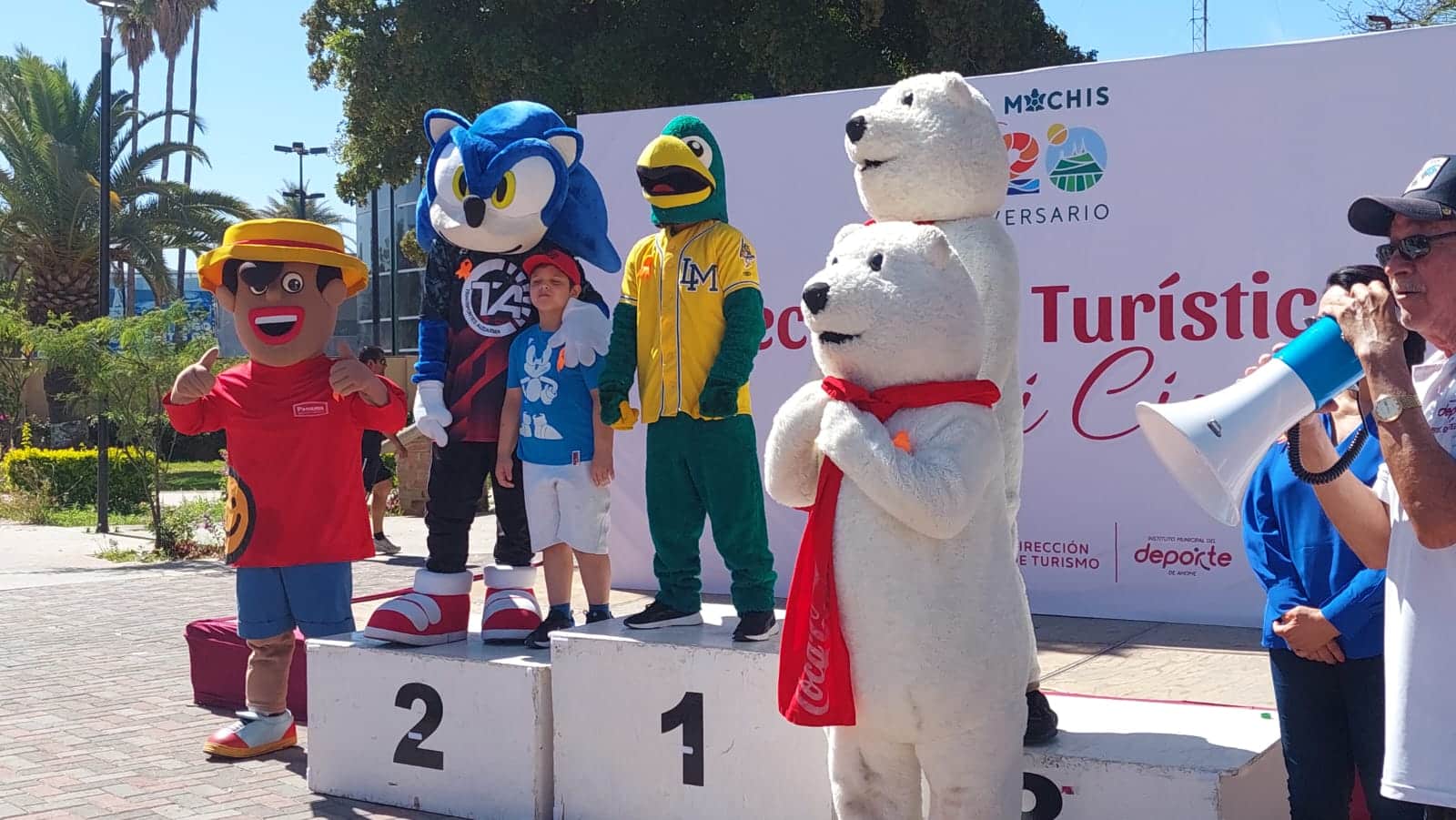 ¡Emoción total! Divertida carrera de botargas en Paseo Dominical del 120 aniversario de Los Mochis