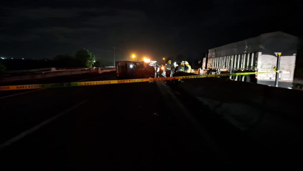 ¡Fatal volcadura! Vecino de Barrancos muere en accidente al sur de Culiacán