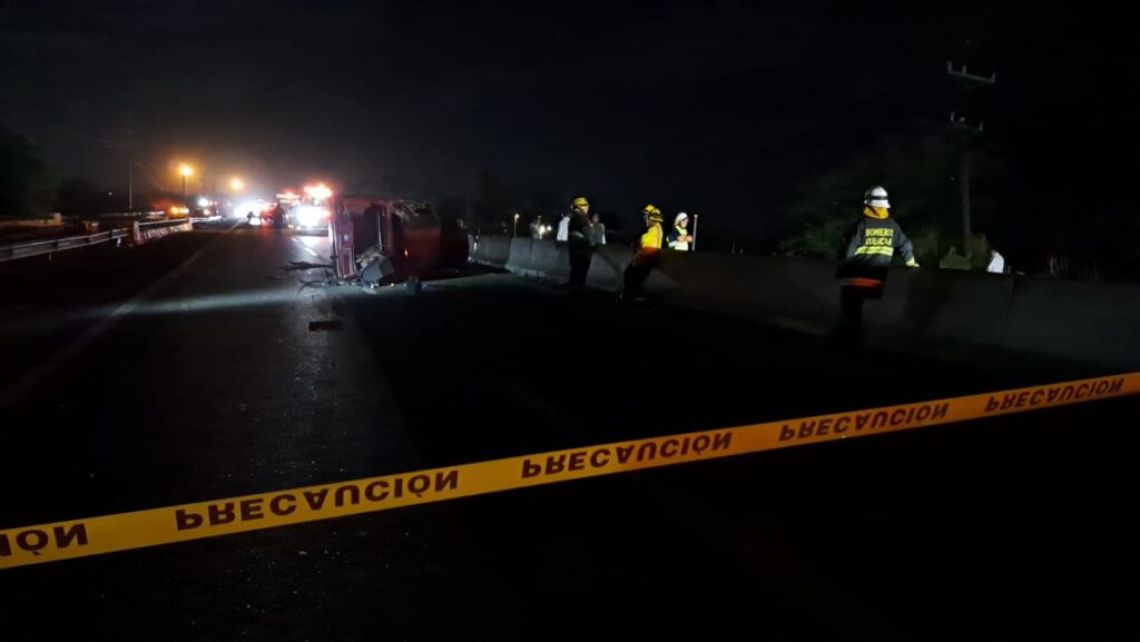 ¡Fatal volcadura! Vecino de Barrancos muere en accidente al sur de Culiacán