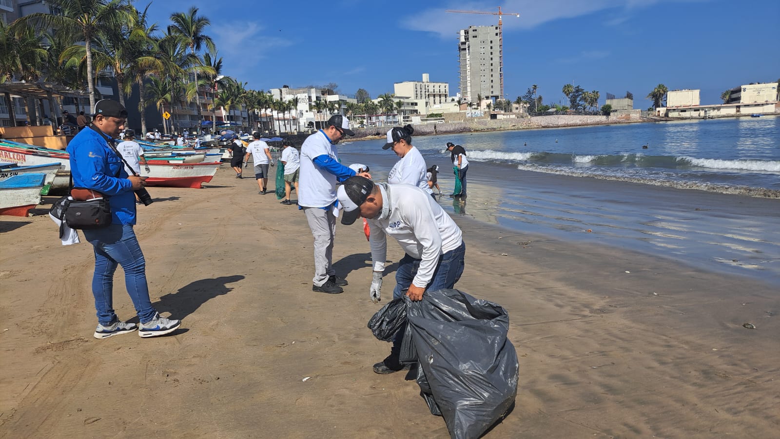 Hacen megalimpieza en zona de Playa Norte; participan más de 200 voluntarios