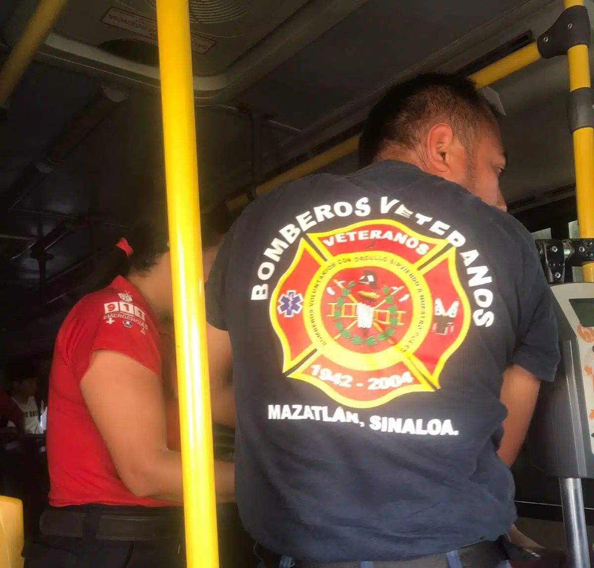 ¡Encontronazo! Aparatoso accidente entre urbano y camioneta deja 6 lesionados al sur de Mazatlán 