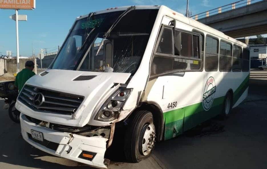 ¡Encontronazo! Aparatoso accidente entre urbano y camioneta deja 6 lesionados al sur de Mazatlán 