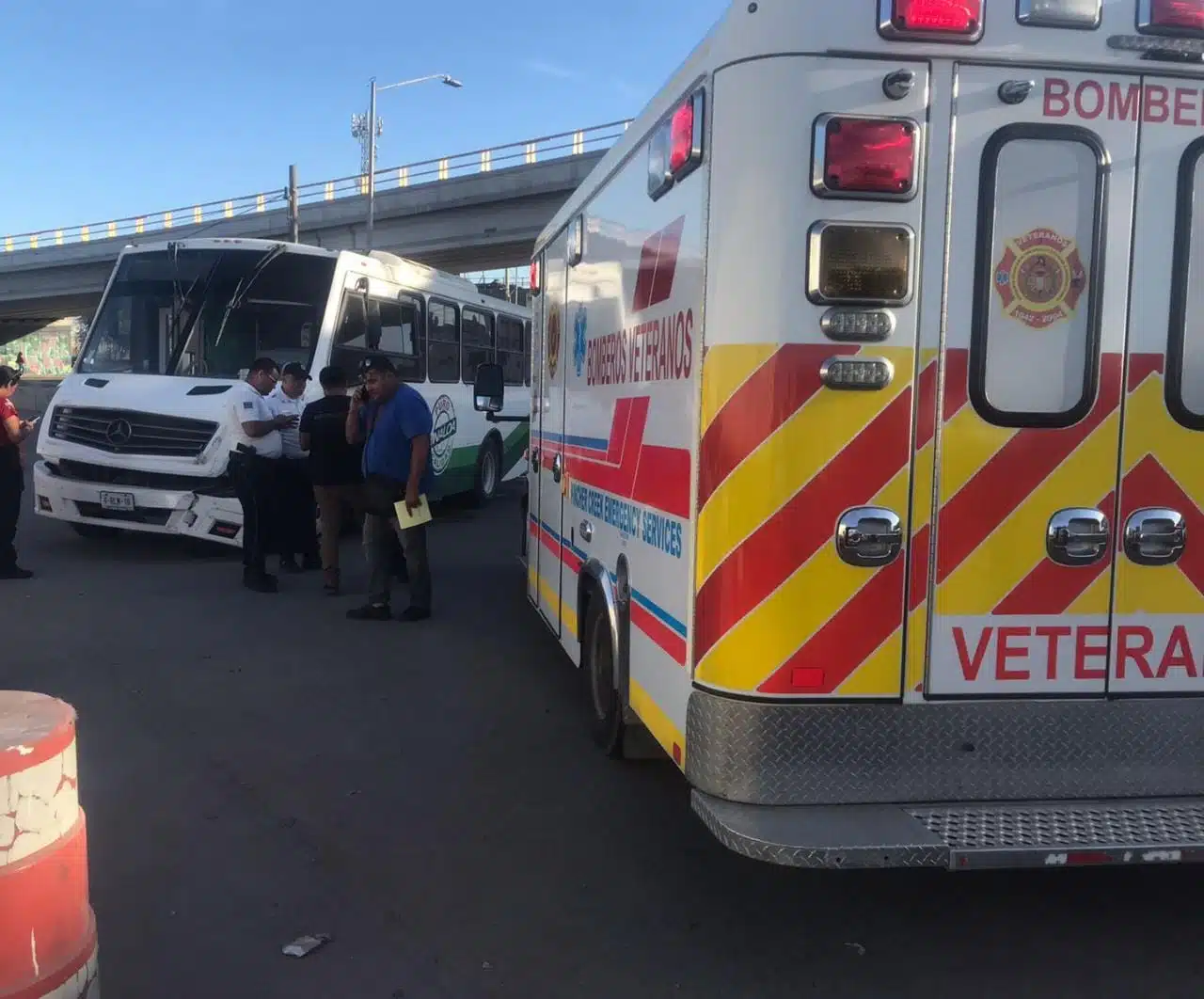 ¡Encontronazo! Aparatoso accidente entre urbano y camioneta deja 6 lesionados al sur de Mazatlán 
