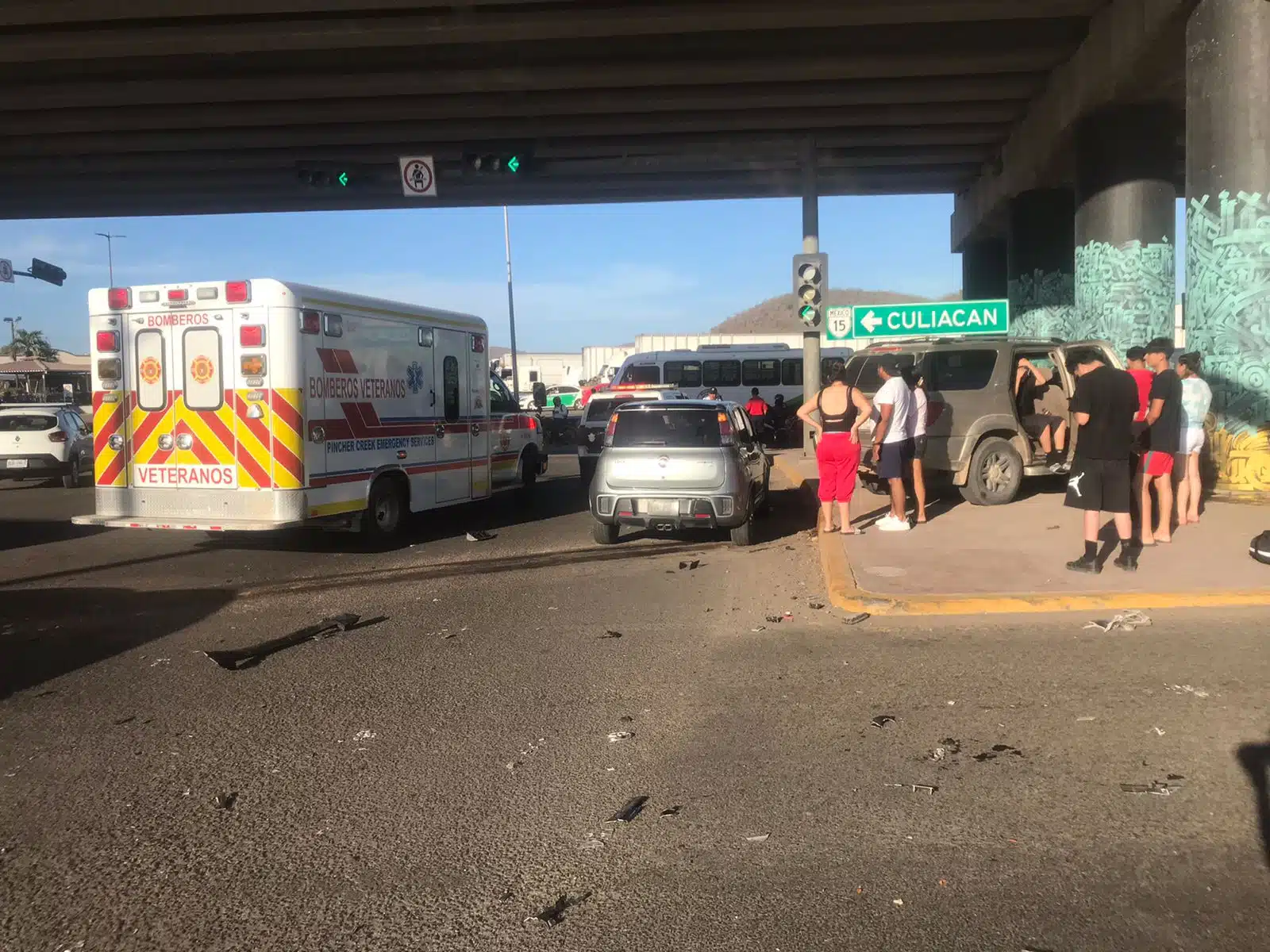 ¡Encontronazo! Aparatoso accidente entre urbano y camioneta deja 6 lesionados al sur de Mazatlán