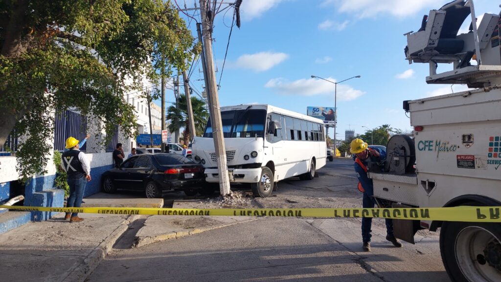 ¡Fallan los frenos! Chofer de camión urbano se estrella con poste y daña dos vehículos en Mazatlán