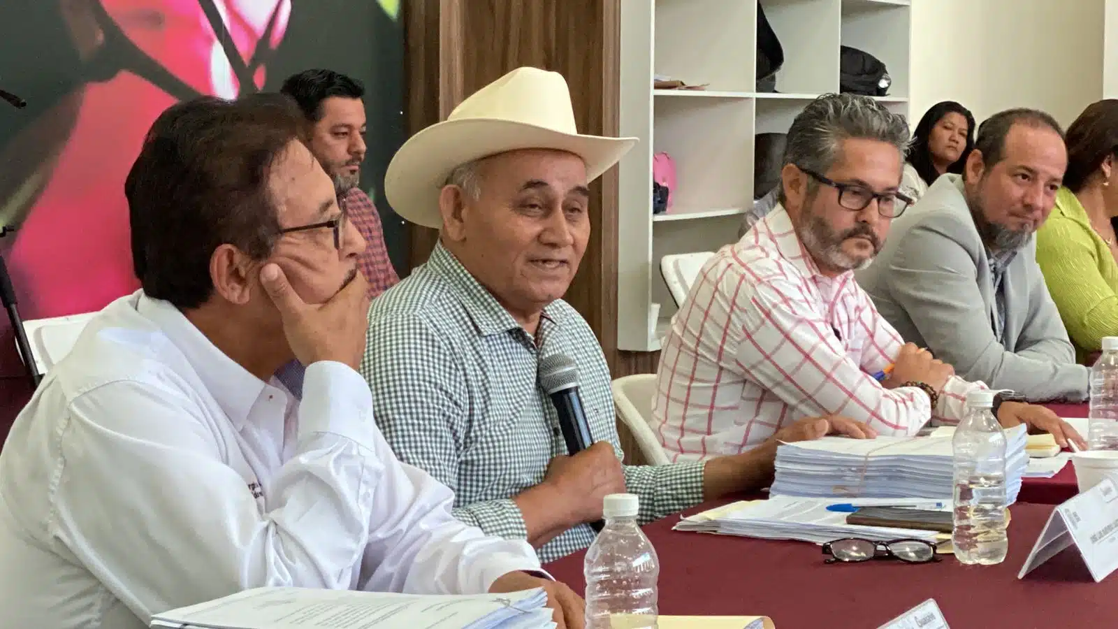En la sesión de cabildo, los ediles guasavenses alzaron la voz para exhortar a los gobiernos a que se sensibilicen con el sector agropecuario.