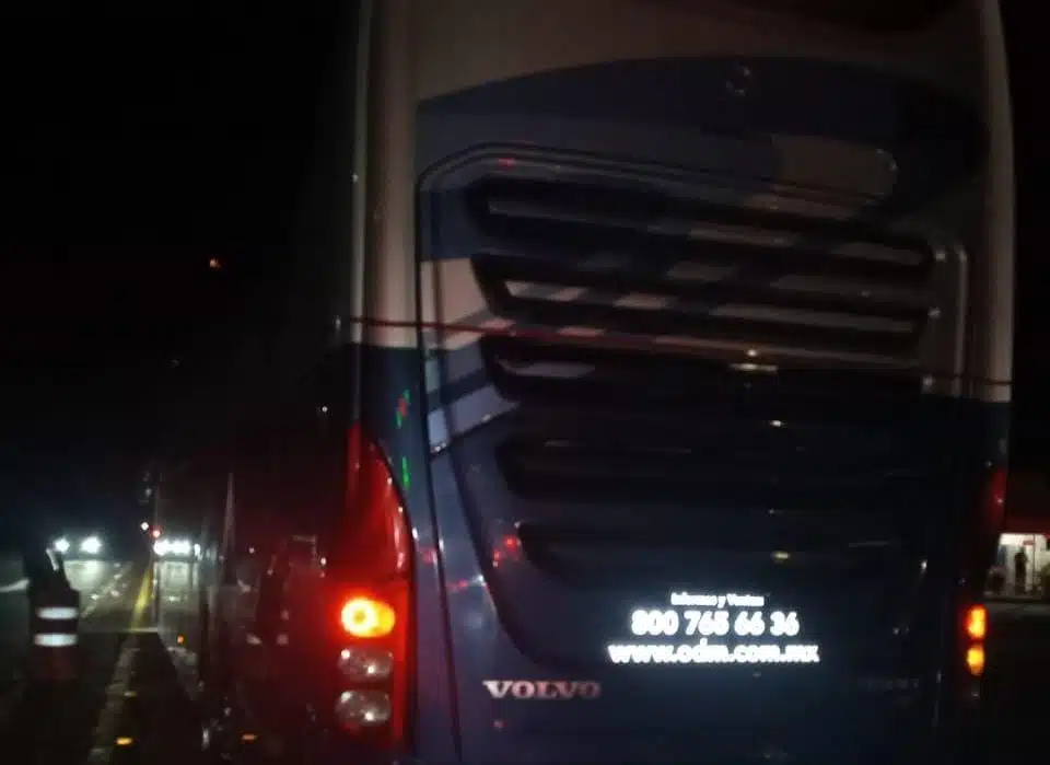 Choque de autobús contra caseta de cobro en maxipista Culiacán-Mazatlán, deja un cajero lesionado