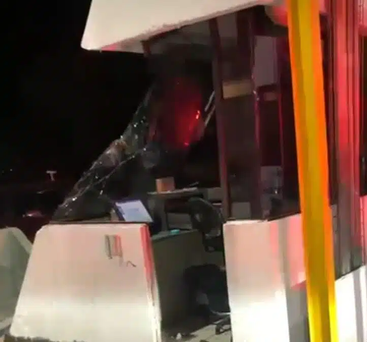 Choque de autobús contra caseta de cobro en maxipista Culiacán-Mazatlán, deja un cajero lesionado