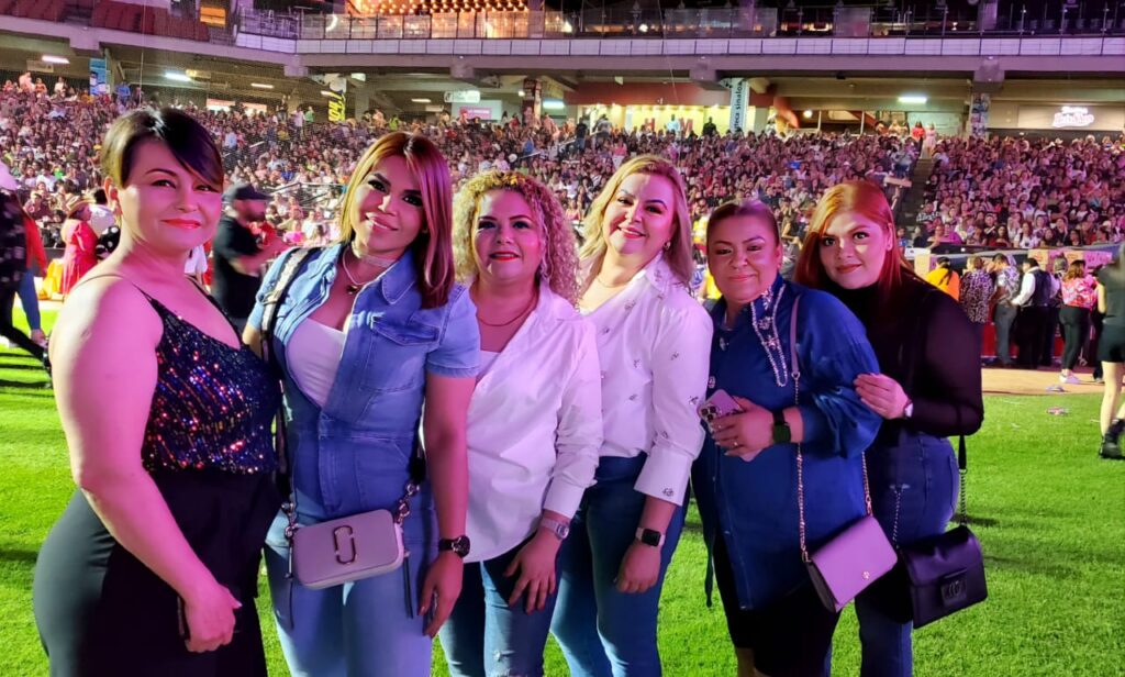 Más de 15 mil personas cantaron las canciones de Carin León en el estadio de los Tomateros