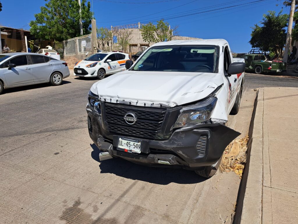 Choque de camionetas deja un herido y daños, en la colonia Díaz Ordaz, en Culiacán