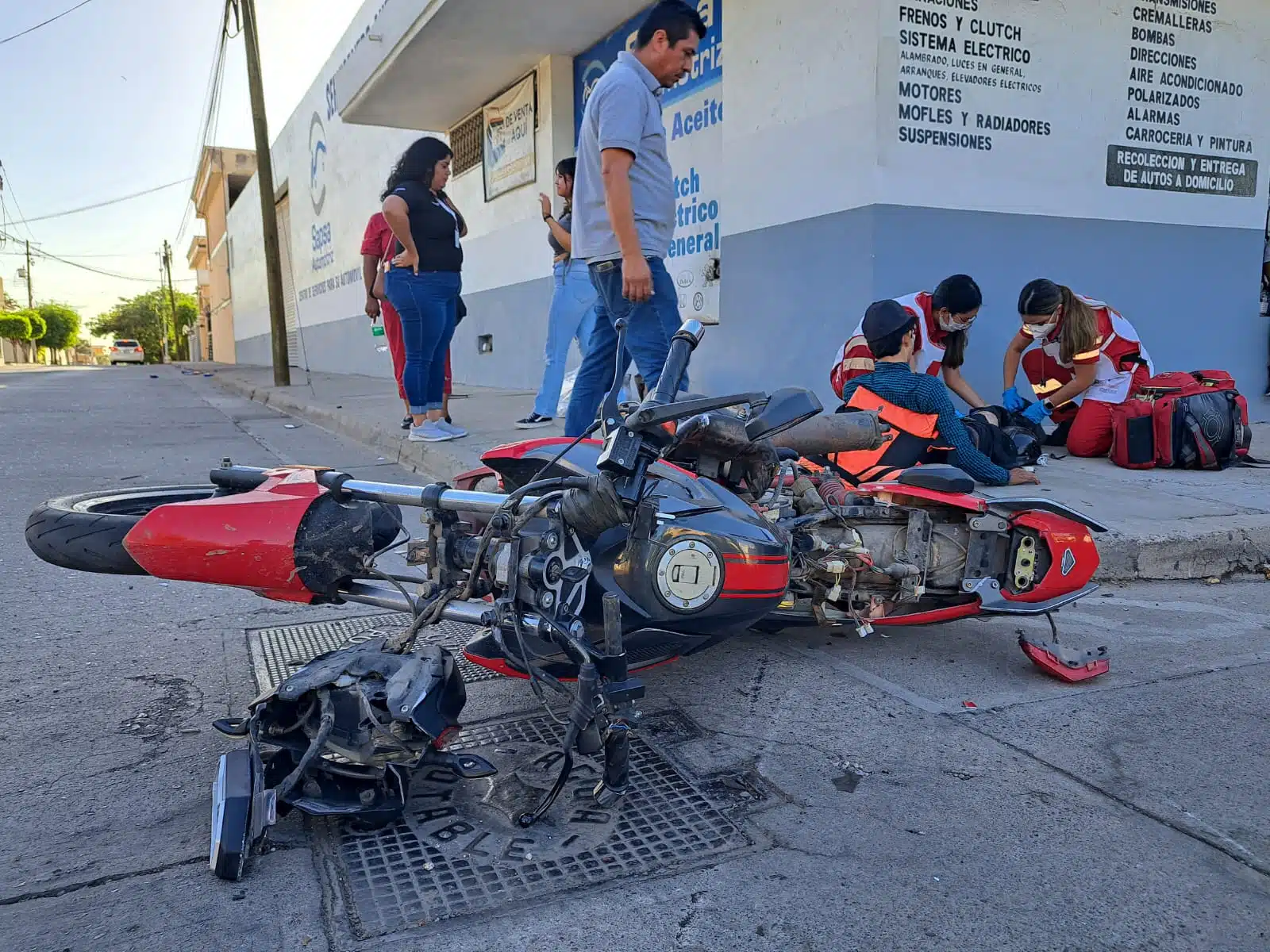 Arrollan con camioneta a repartidor de comida que iba en moto en Culiacán; sufre posible fractura