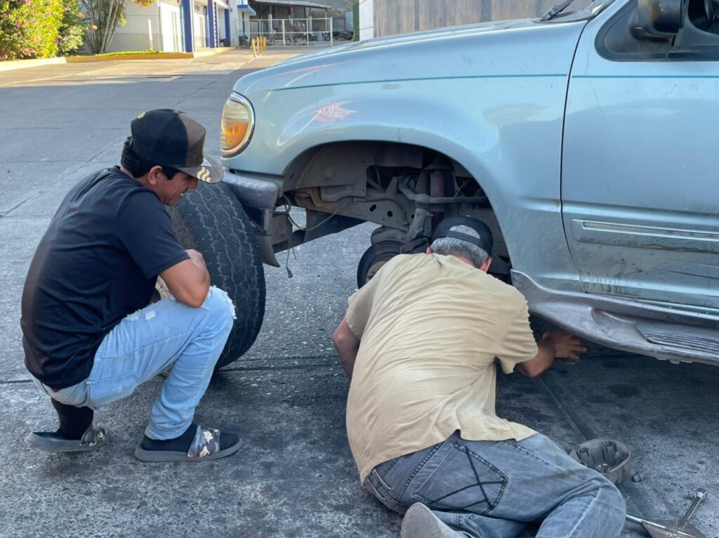 Vehículos dañados por ponchallantas al sur de CUliacán