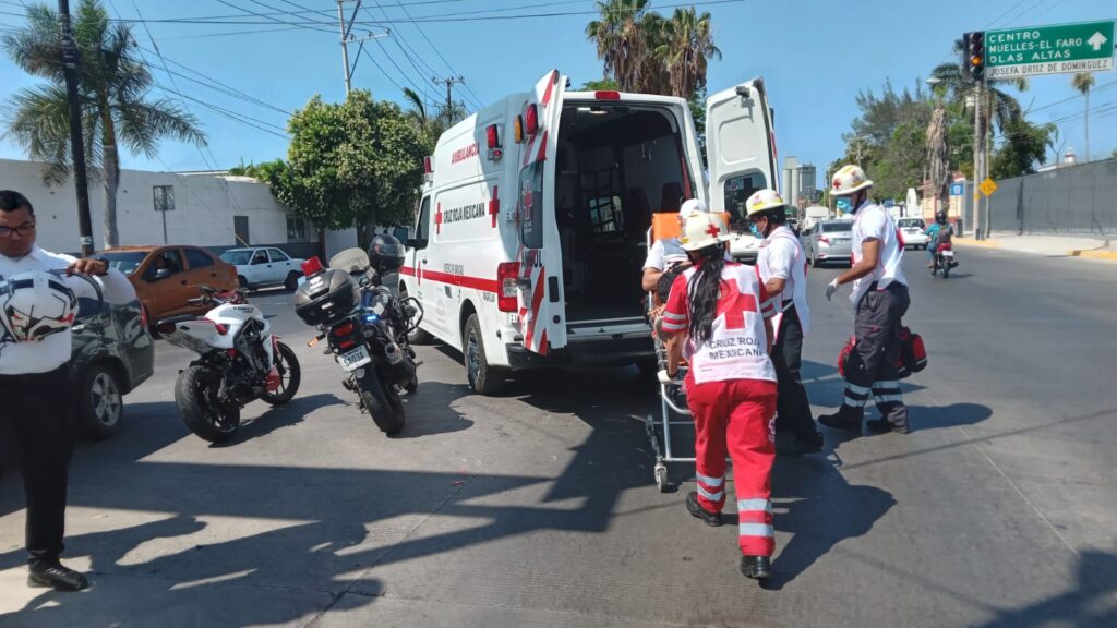 La mañana de este martes, por la avenida Gabriel Leyva y Ortiz de Domínguez, se registró un accidente cuando un motociclista chocó contra un automóvil que se cruzó la avenida.
