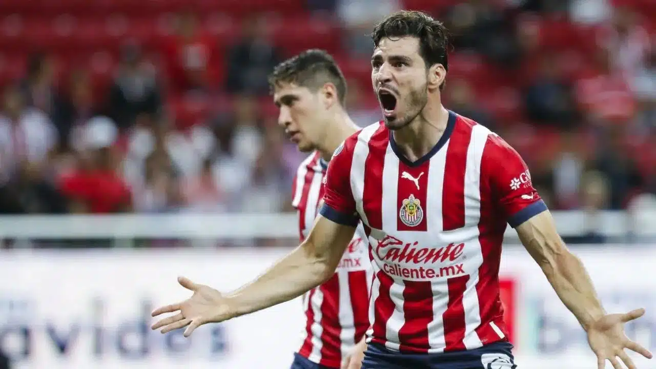 ¡Renueva el “Pollo”! Antonio Briseño seguirá al frente de la defensa en Chivas