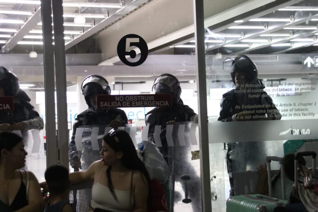 ¡No tienen dónde pasar la noche! Pasajeros varados en Aeropuerto de Culiacán "están en un desierto"