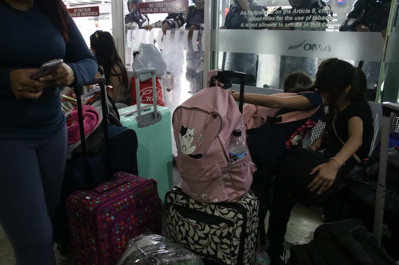 ¡No tienen dónde pasar la noche! Pasajeros varados en Aeropuerto de Culiacán 