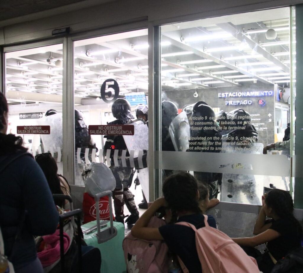 ¡No tienen dónde pasar la noche! Pasajeros varados en Aeropuerto de Culiacán "están en un desierto"