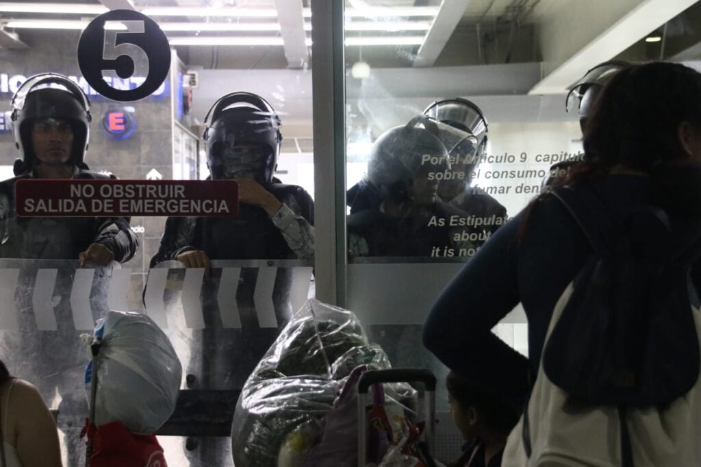 ¡No tienen dónde pasar la noche! Pasajeros varados en Aeropuerto de Culiacán "están en un desierto"