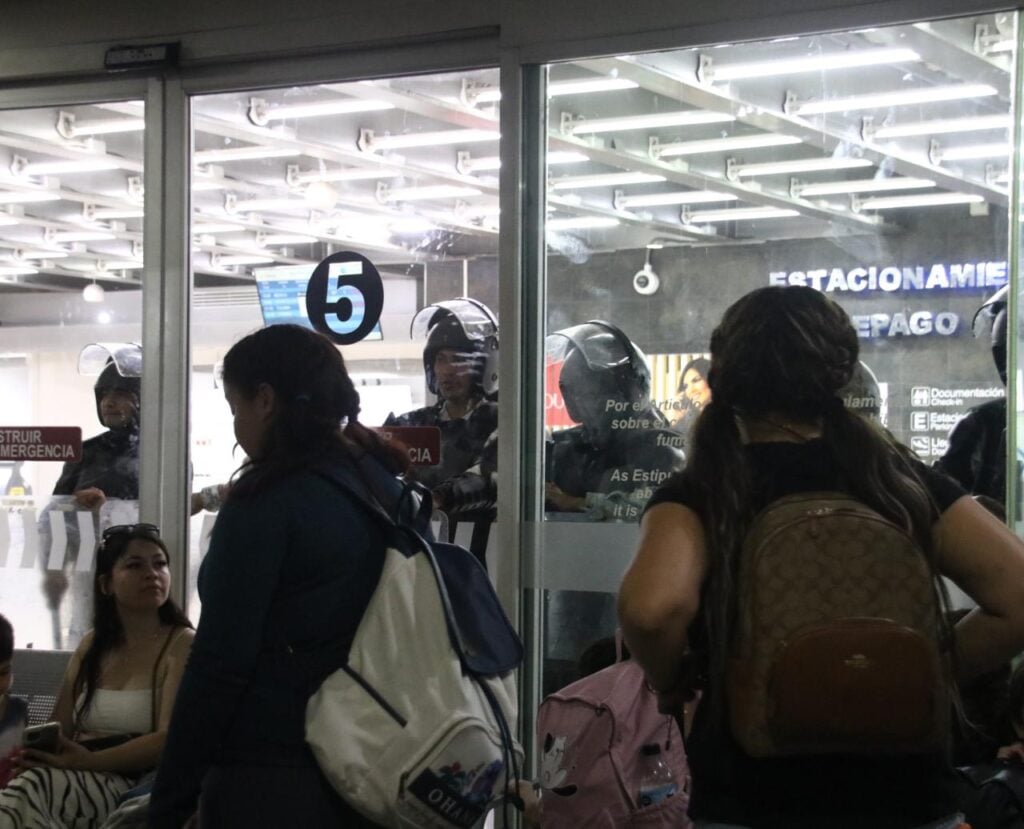 ¡No tienen dónde pasar la noche! Pasajeros varados en Aeropuerto de Culiacán "están en un desierto"