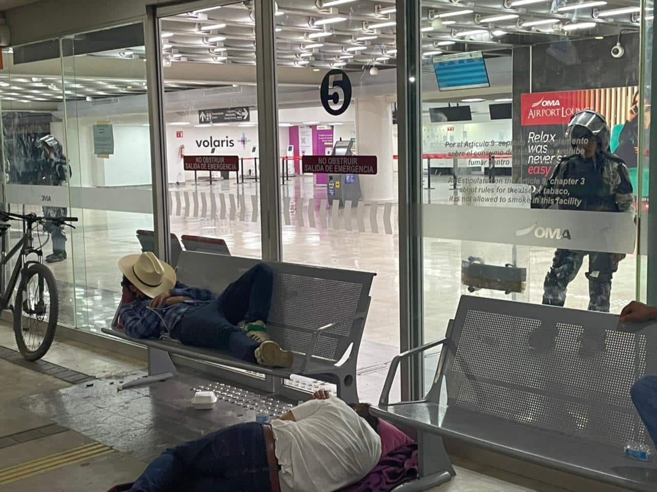 ¡Más de 30 horas! Productores agrícolas continúan en la lucha; siguen en el Aeropuerto de Culiacán