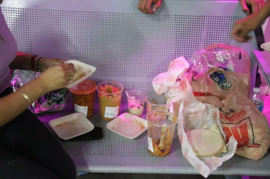 ¡Llegan los tacos! Regalan cena a manifestantes y pasajeros en el Aeropuerto de Culiacán