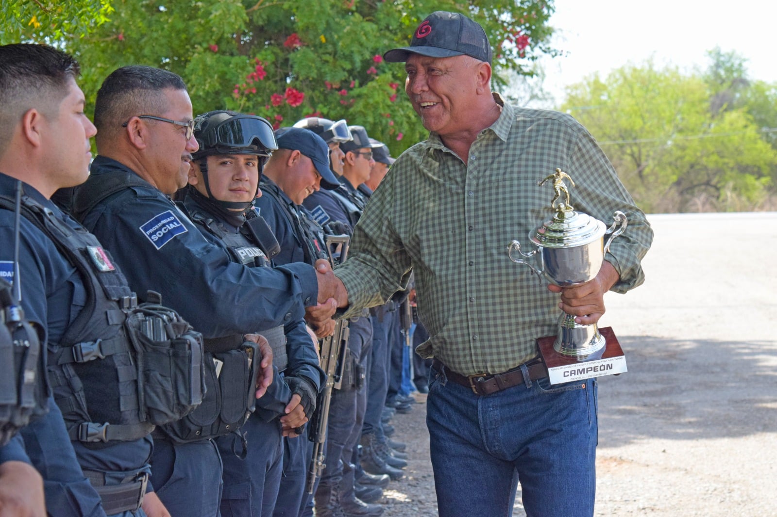 Elementos de la DSPyTM en El Fuerte reciben uniformes y equipo táctico