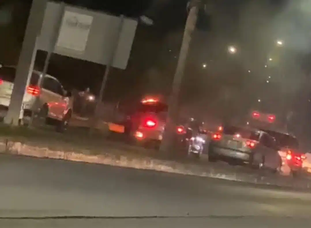 Corto circuito provoca incendio de camioneta en Culiacán