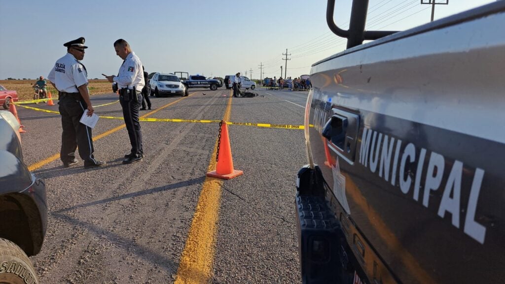 Choque entre moto y camioneta deja una mujer muerta y dos personas lesionadas en Navolato