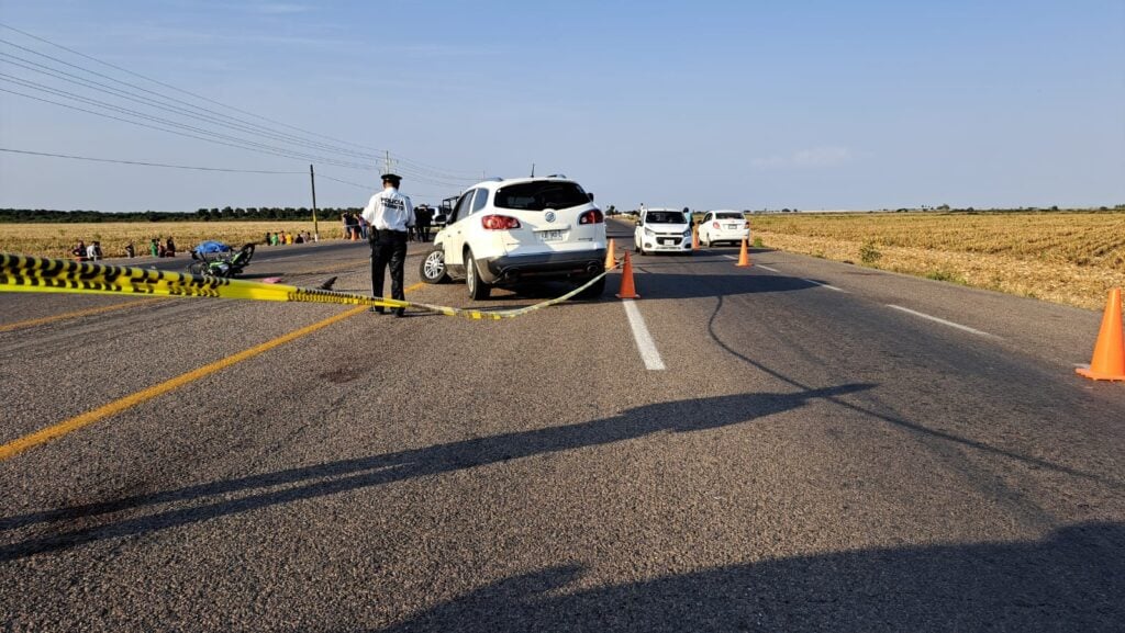 Choque entre moto y camioneta deja una mujer muerta y dos personas lesionadas en Navolato