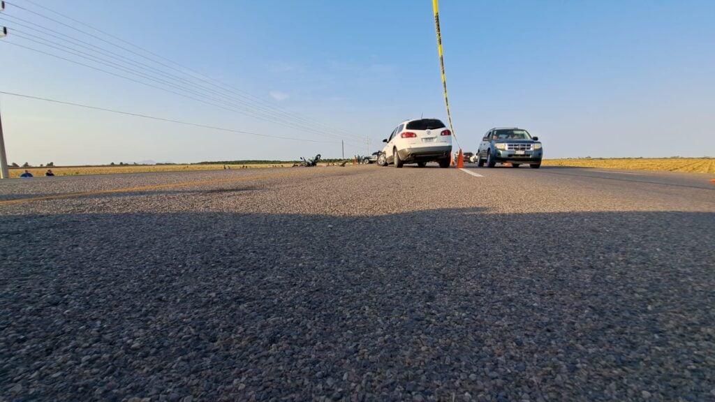 Choque entre moto y camioneta deja una mujer muerta y dos personas lesionadas en Navolato