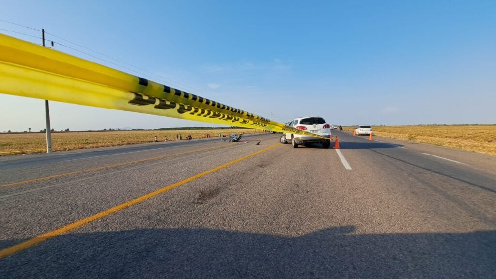 Choque entre moto y camioneta deja una mujer muerta y dos personas lesionadas en Navolato