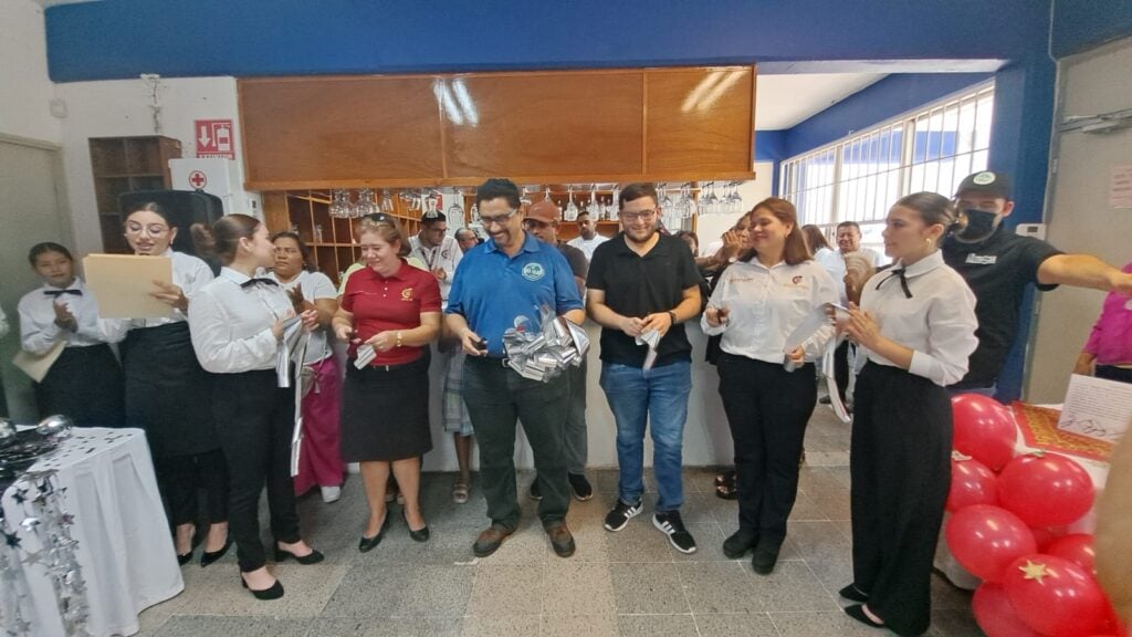 Alumnos del Cbtis 51 de Mazatlán presentan bebidas y cocteles que ellos mismos crearon