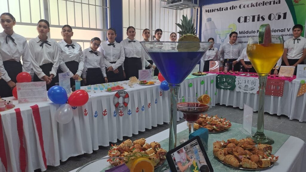 Alumnos del Cbtis 51 de Mazatlán presentan bebidas y cocteles que ellos mismos crearon